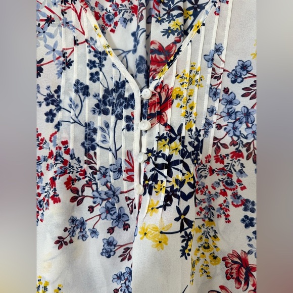 EUC Liz Claiborne Lightweight Floral Blouse in Eggshell - Picture 14 of 16